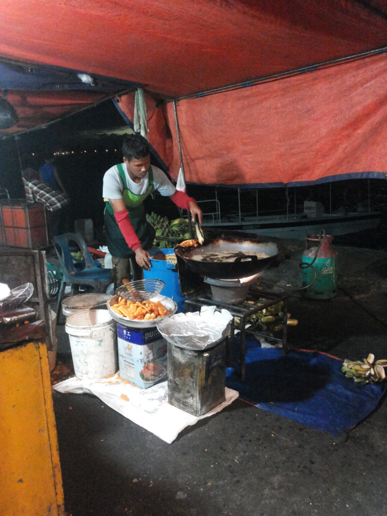 小販在即場炸食物