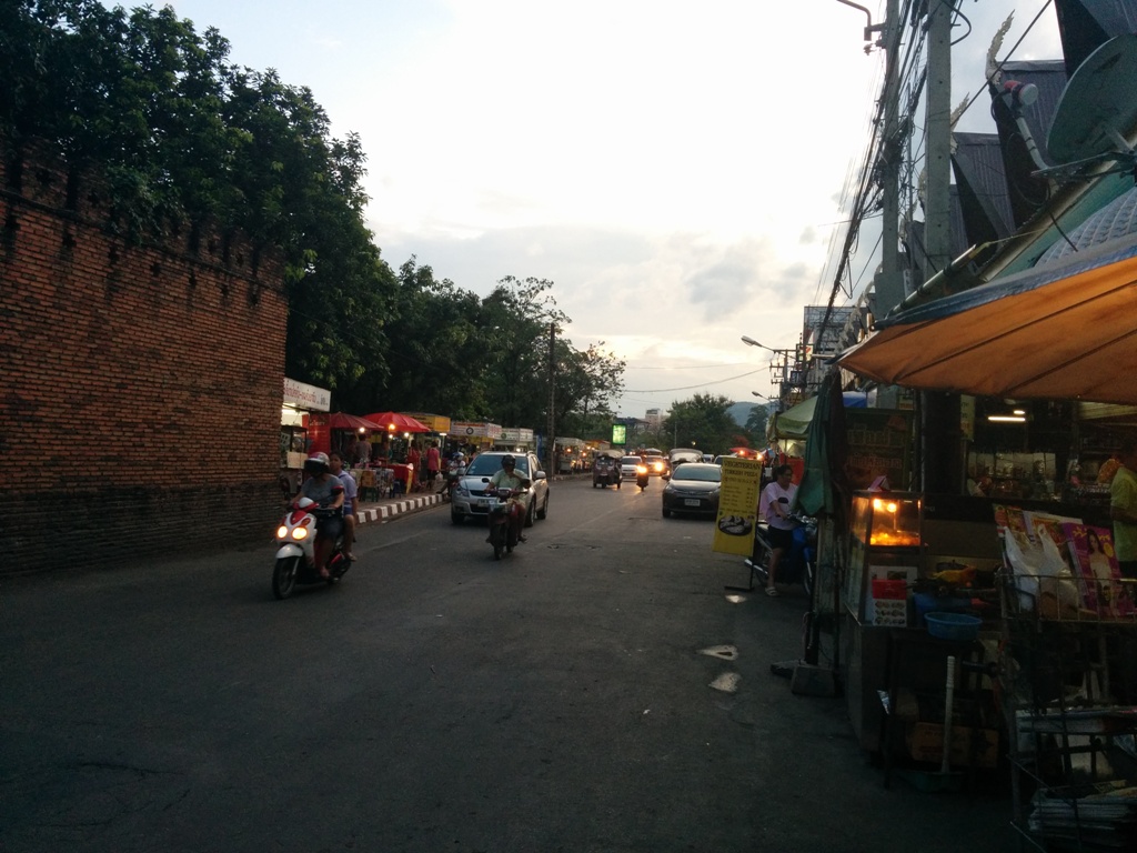 夕陽下的清邁門夜市