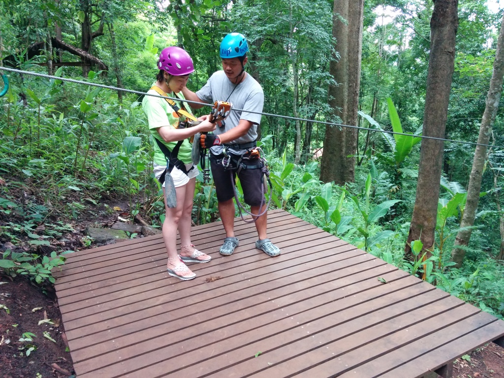 教練在套上安全扣