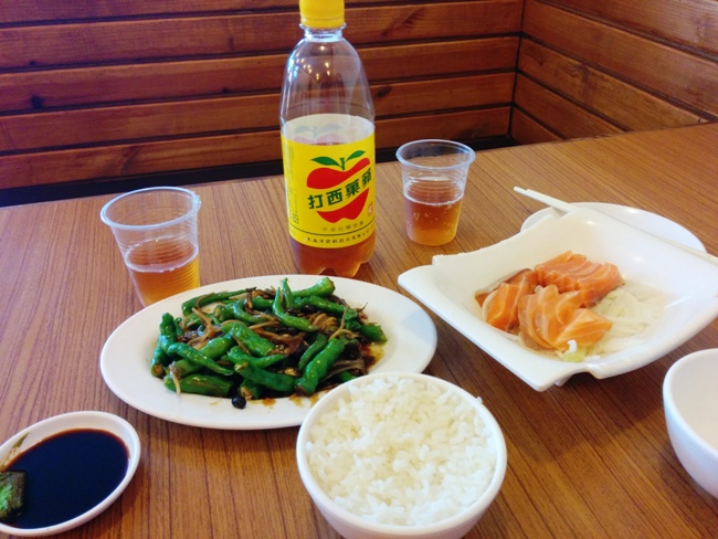 在台灣吃三文魚刺身