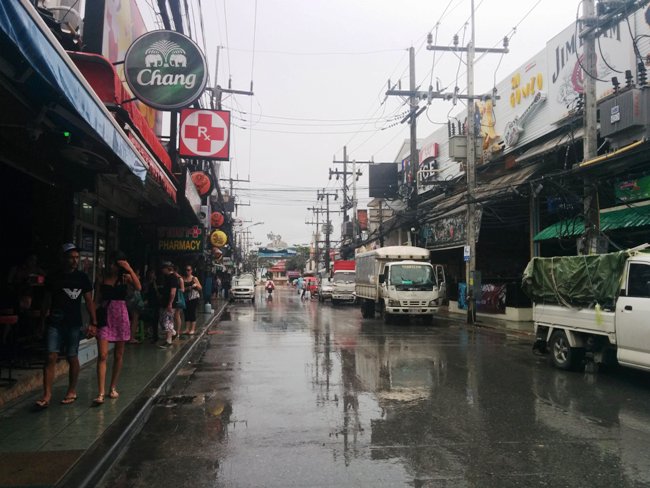 下雨的關係街道很冷清