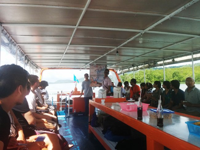 導遊在講解今天的行程