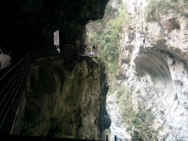 沿著懸崖邊行走