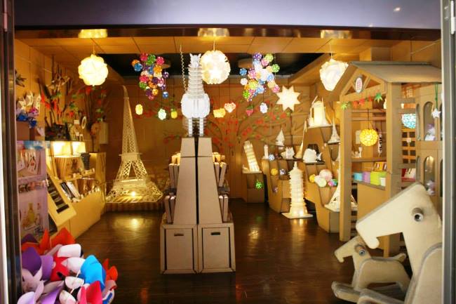 這家商店根本是紙的動物王國~!門口佈置得非常夢幻可愛~