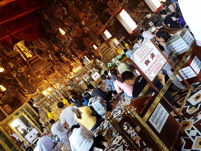 內部非常的莊嚴,小編只好偷拍....