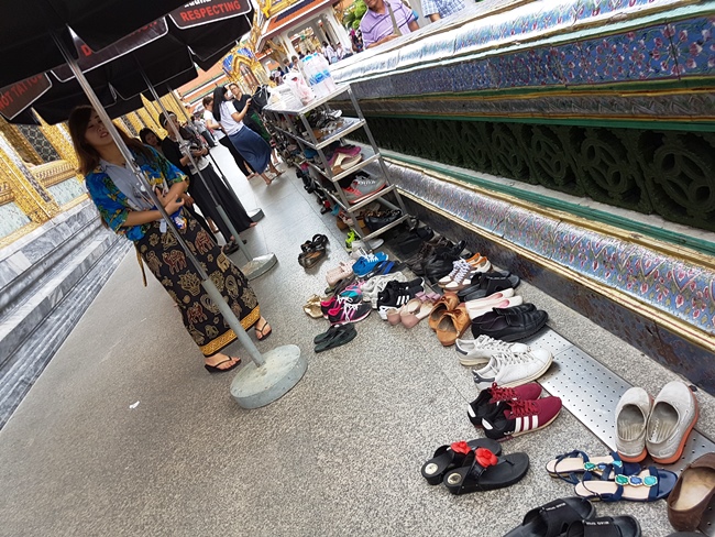 進入真正的玉彿寺參拜是需要除鞋的。