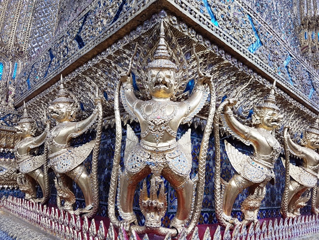 翉翉如生的雕像