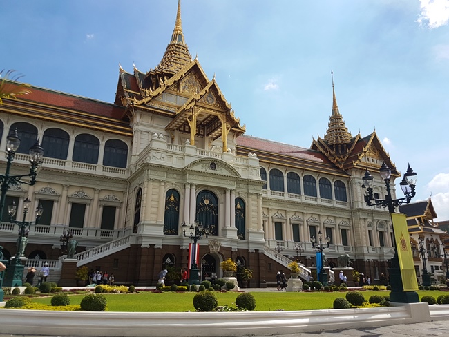 走完玉佛寺,旁邊便是泰國大皇宮。