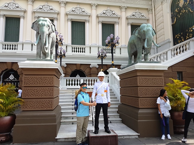 就像英國白金漢宮的侍衛一樣,大家都爭相和侍衛合照~