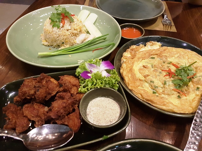 但可惜其他食物都很普通,炸雞很硬....