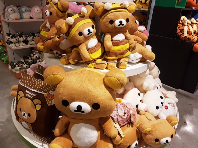 小編發現有一層是賣兒童產品,而且有很多鬆懈熊公仔呢!
