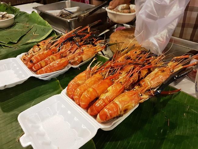 大頭蝦!! 令小編想起上次到台灣墾丁的爆膏大頭蝦呢~