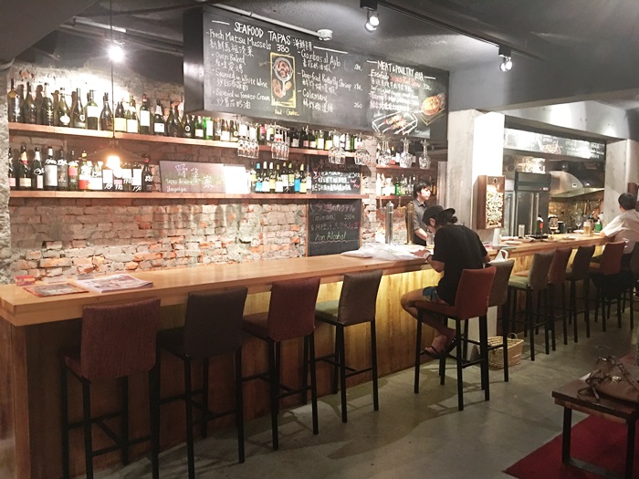 餐廳左側的吧台區