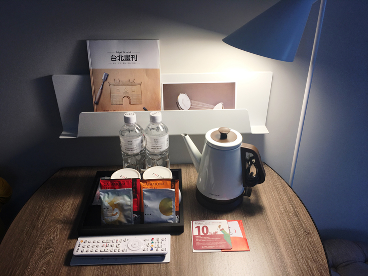 桌上的濾泡式咖啡包