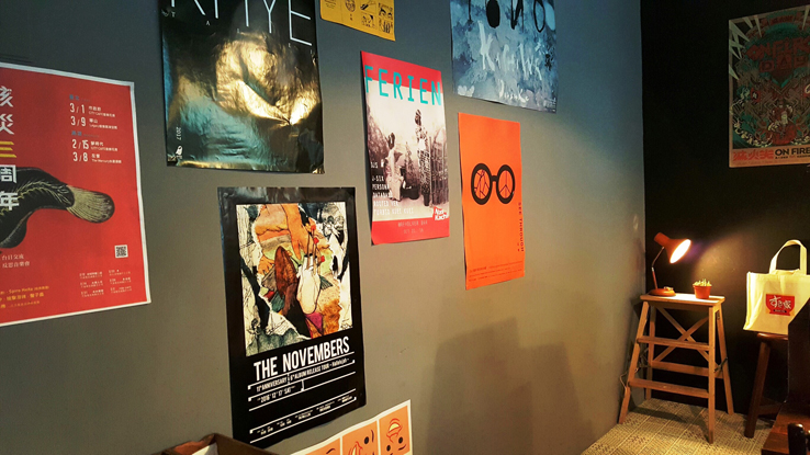 牆壁貼著非主流音樂海報