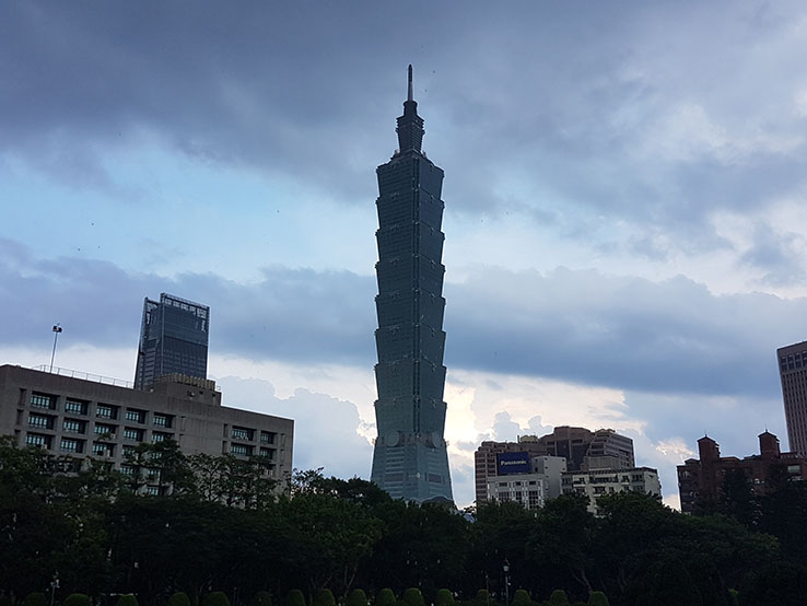 遠眺台北101,天色不太好,要下雨了!