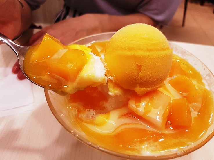 此時雨下很大,小編和朋友只好暫時交還單車,然後到永康街吃個下午茶~