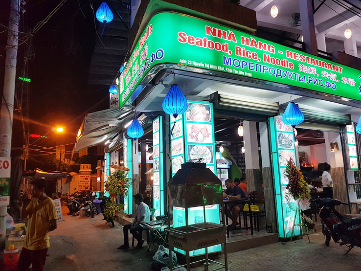 海鮮餐廳旁邊的小巷