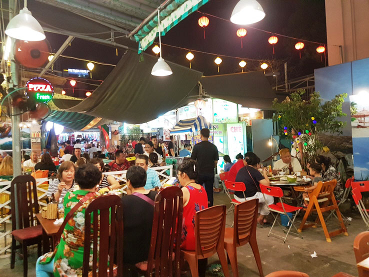 回到中間的餐廳用膳