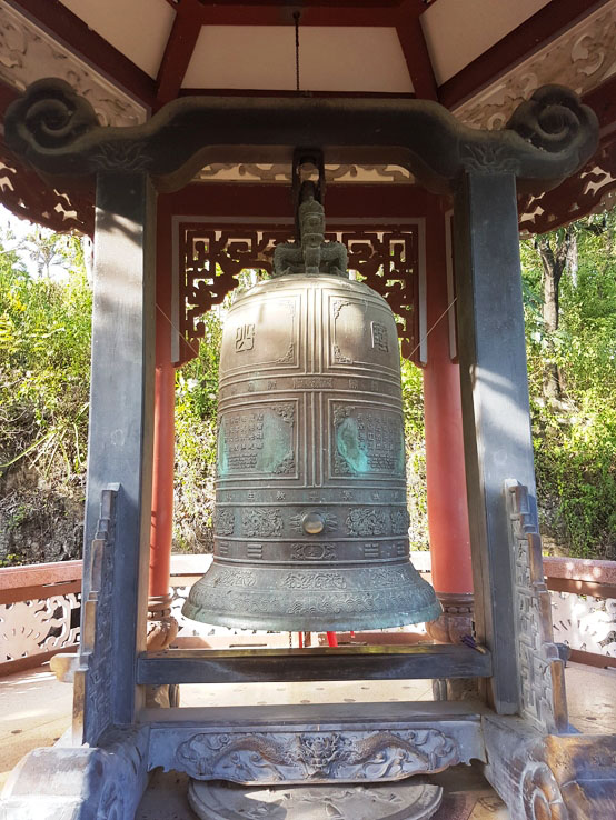 刻上經文的大鍾