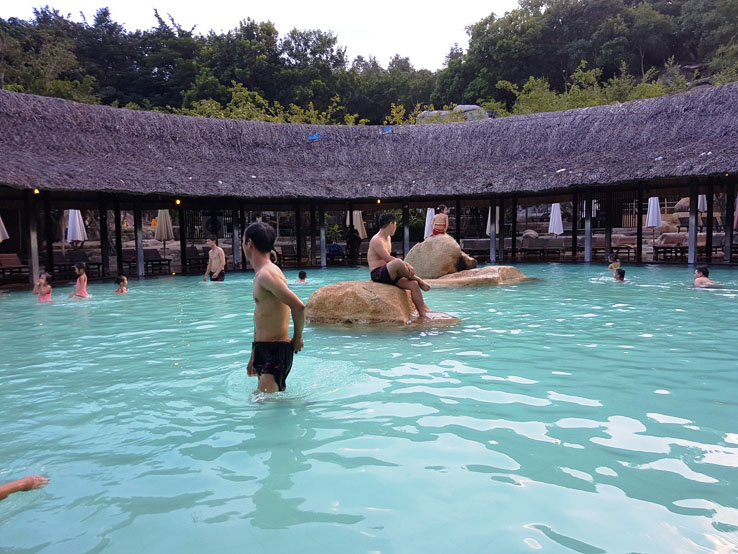 給小孩玩樂的淺水池