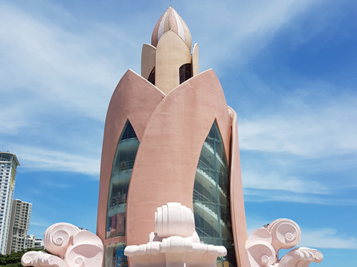 芽莊市政廳與沉香塔