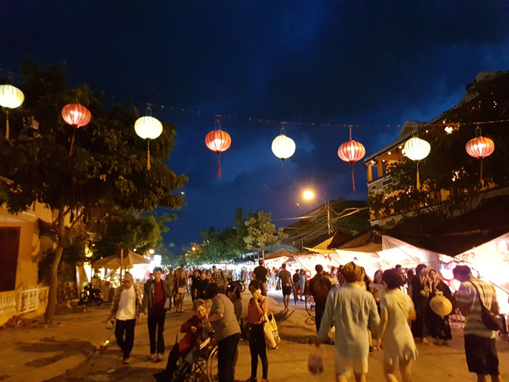 這裡的市集也可以逛逛