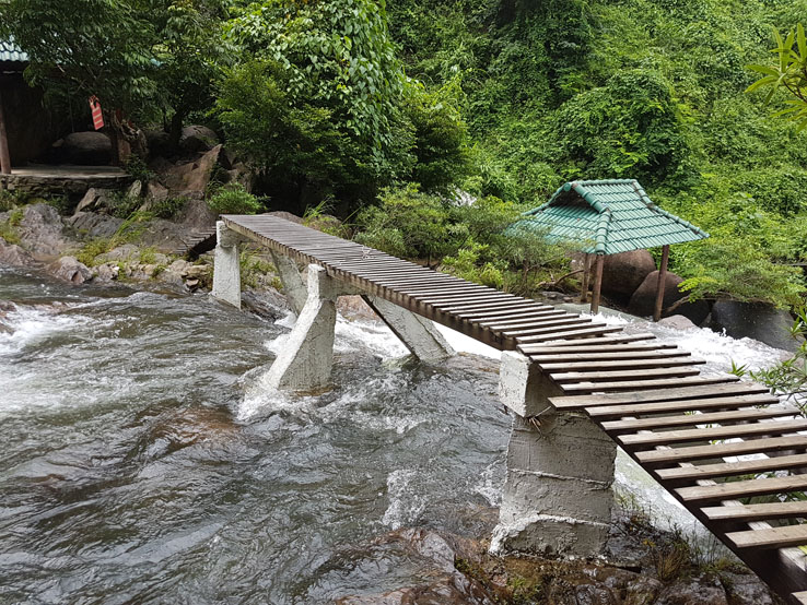 一條小橋連接河岸兩邊