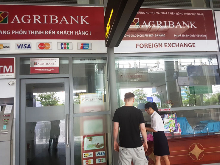 峴港機場找奐店