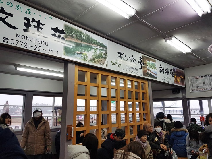 已經很多人等船