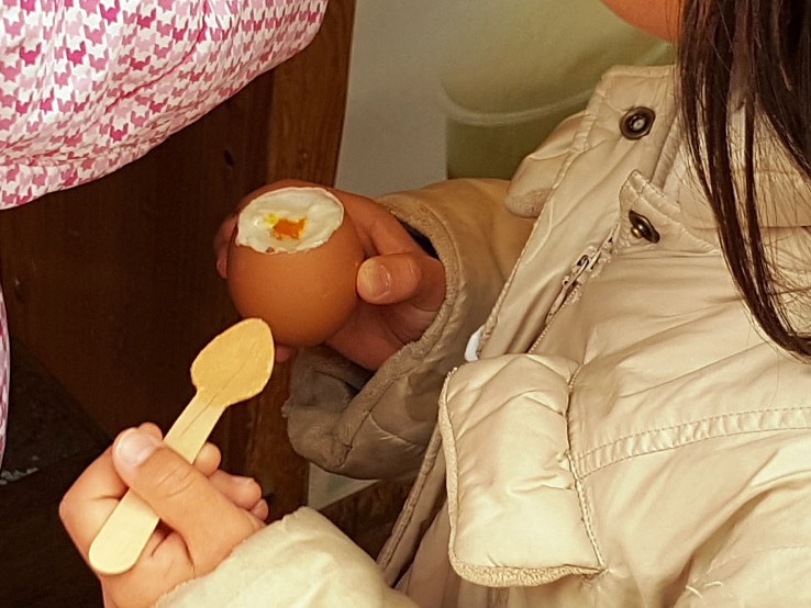 小朋友吃得很高興