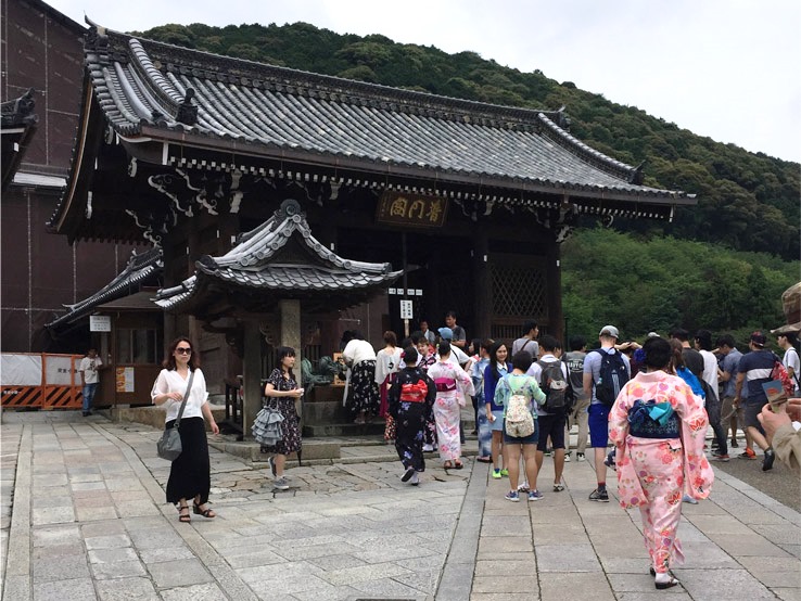 身穿和服進來參拜