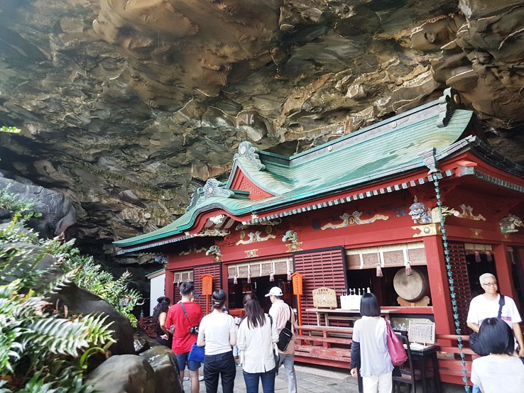 旁邊有個小山洞