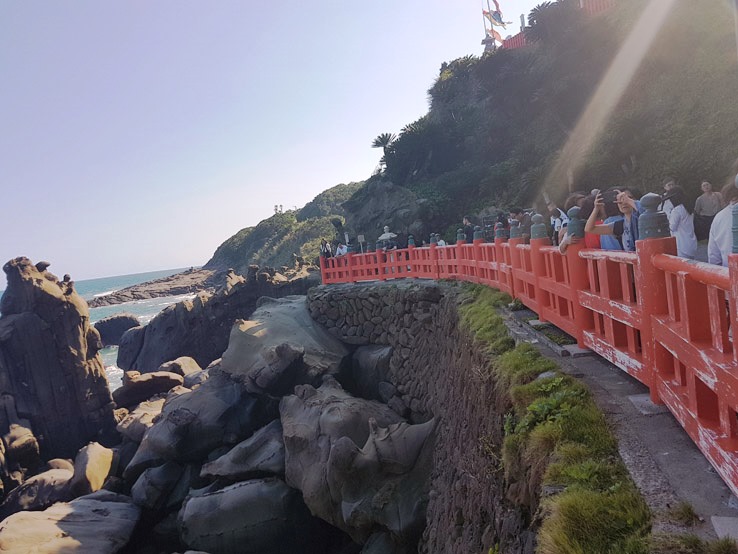 從山洞走出來後，發現很多人都圍著欄杆往外看。