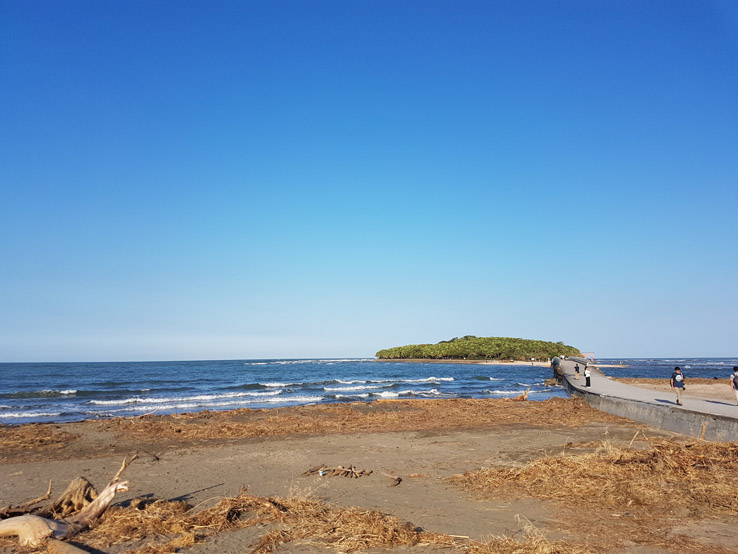 鴨就宮就在遠處的小島