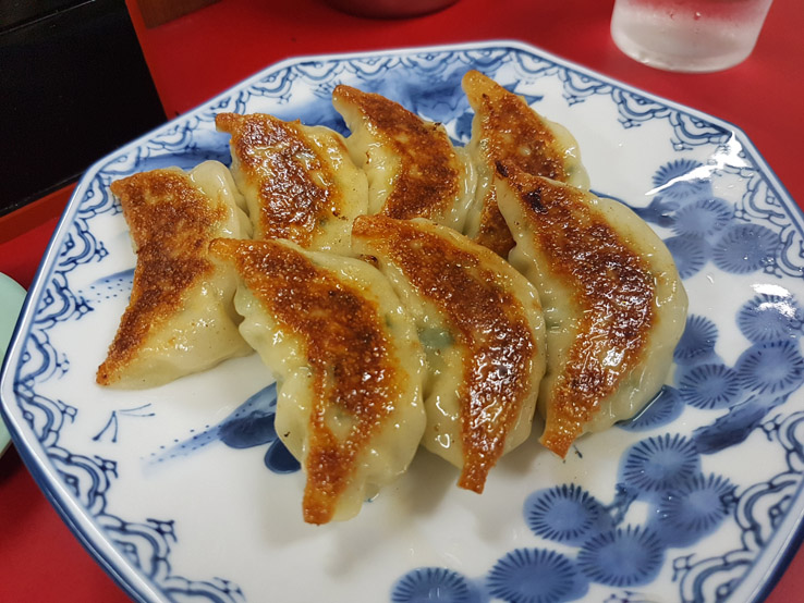 最後小編回到天文館，隨便走進了間舊式餐廳，點了個傳統煎餃子作晚飯吃~