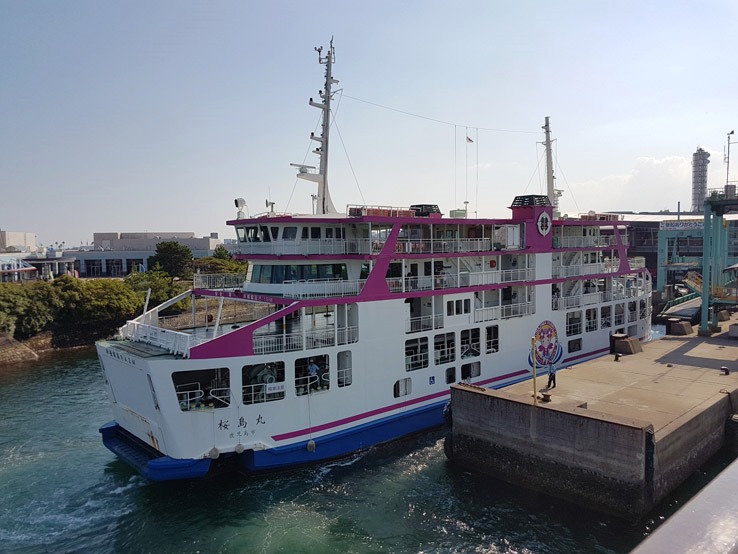 這個有點像乘坐郵輪的感覺，下層全都是給車輛使用。