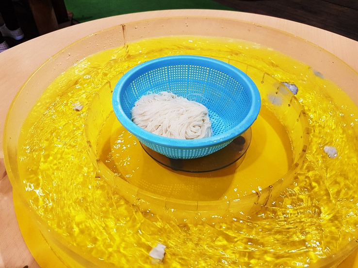 職員把麵放不中間