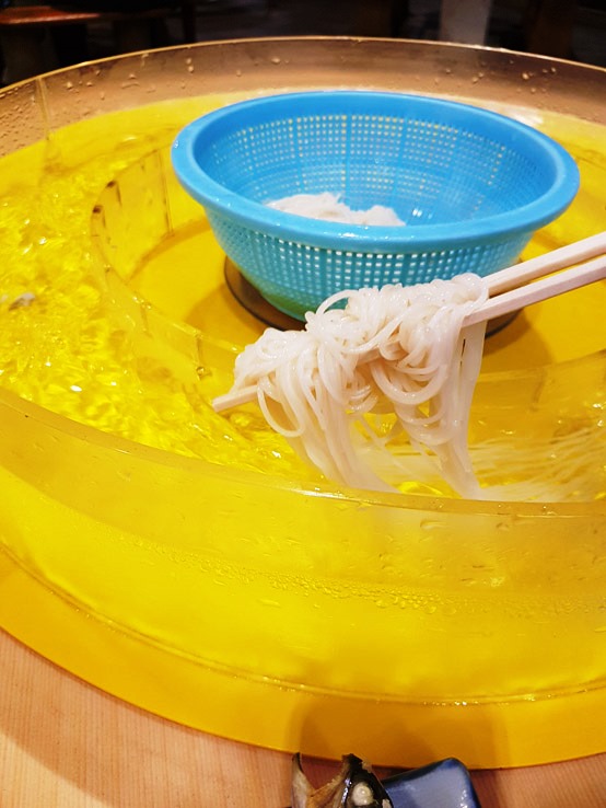 用筷子夾起放進水裏